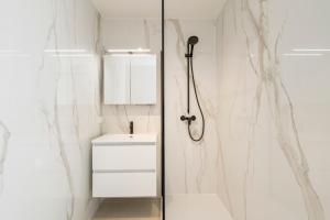 The Waves-Luxurious 3bedroom app w big terrace & garage