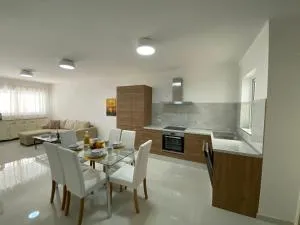 Sunshine Apartments Mellieha - modern three bedroom ground floor apartment with yard - Ix-Xagħra taʼ Barra