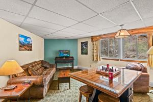 Two Queen Suite room in Box Canyon Lodge and Hot Springs