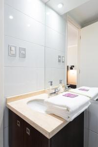 Kennedy Retreat 1BR With Parking Smart TV Pool & Gym