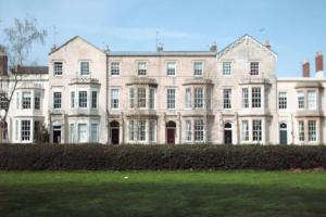 Central Cheltenham, Regency 1st Floor Apartment with PARKING, Cavalier Suite - Sleeps 6