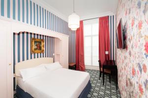 Classic Double Room with Bath room in Hôtel Saint Germain