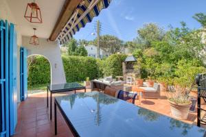 Maisons de vacances Elegant House With Terrace Garden And Pool : photos des chambres