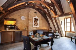 Le Grenier du Chapitre son loft avec les poutres et lappartement une chambre sans les poutres