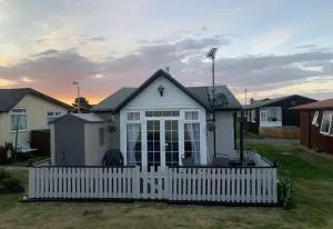 Chalet 81 South Shore Bridlington 2x Bedroom Detached Chalet Sleeps 4 - Bessingby