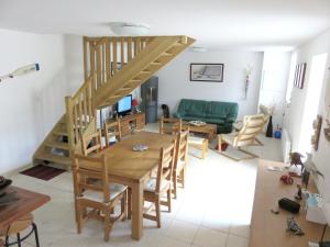 Maison confortable à Ploëzal avec jardin et terrasse