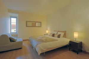 AP 1 - Three Bedroom Apartment Trindade Street room in Localtraveling Downtown - Family Apartments