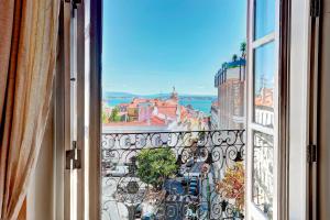 AP 2 - Two Bedroom Apartment Trindade Street room in Localtraveling Downtown - Family Apartments
