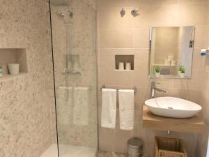 Beachfront Penthouse - Heated Jacuzzi, BBQ & Bikes