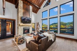 New Log cabin, The Bears Den - 2 bedrooms, loft, 2.5 bath, jacuzzi & Fireplace