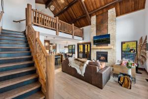 New Log cabin, The Bears Den - 2 bedrooms, loft, 2.5 bath, jacuzzi & Fireplace