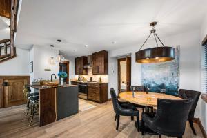 New Log cabin, The Bears Den - 2 bedrooms, loft, 2.5 bath, jacuzzi & Fireplace