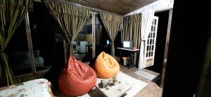 Chalé Pakere Bellavista - visão magnífica do vale e montanhas a mais de mil metros de altitude, wi-fi, sauna, piscina e água de nascente - locação do chalé sem prestação de serviços