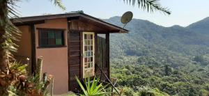 Chalé Pakere Bellavista - visão magnífica do vale e montanhas a mais de mil metros de altitude, wi-fi, sauna, piscina e água de nascente - locação do chalé sem prestação de serviços