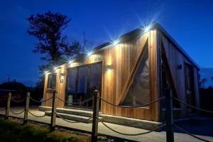 Brondini View Cabin (Private Garden and Hot Tub) - Llangain