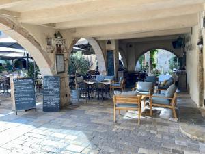 Villas Exceptional Valbonne Village Historical House : photos des chambres