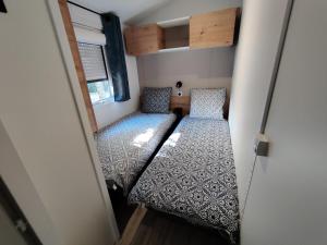 Campings Mobil-homes emplacement 732 en 3ch ou 828 en 4ch tout equipes proche ocean : photos des chambres