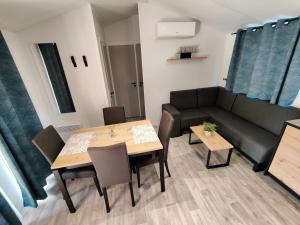 Campings Bungalows soit en 3 ou 4ch - jusqu'a 18 voyageurs - mh732 3ch ou mh828 4ch Biscarrosse Lake-proche ocean : photos des chambres