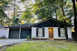 Woodlands House - FREE Parking & Fast WiFi - 3 Bed. 1,5 Bath - Tomball