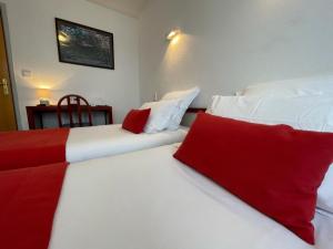 Hotels Le Cheval Blanc - Logis Hotel : photos des chambres