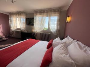 Hotels Le Cheval Blanc - Logis Hotel : photos des chambres