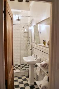 FULLY RENOVATED very quiet charming 2bed2bath flat in the Marais sleeps up to 4