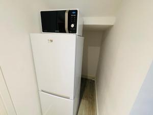 MODERN STUDIO APARTMENT, PRIVATE- DRIVEWAY PARKiNG