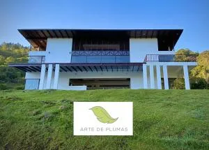 Arte de Plumas birding lodge - La Suiza