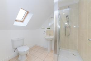 Stunning Garden House with Free WIFI and Parking