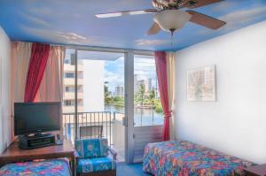 One-Bedroom Quad - Non Refundable room in Holiday Surf Hotel (with full kitchen)