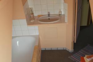 B&B / Chambres d'hotes Chambres et Tables d'hotes a l'Auberge Touristique : Chambre Triple avec Salle de Bains