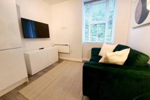 Town Centre 1 Bed Close to the Beach with Parking