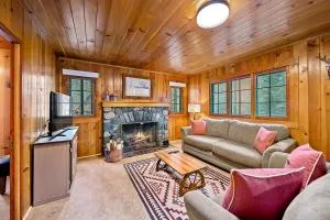 Knotty Pine Cabin - Joseph