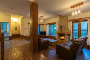 StayVista at Casa Bella Vista- 6BR & 3BR Cottage close to Mall Road with Bonfire & Hillview