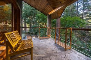 StayVista at Casa Bella Vista- 6BR & 3BR Cottage close to Mall Road with Bonfire & Hillview