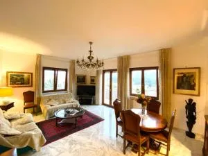 Appartamento centralissimo con vista sulla città - Collebrincioni