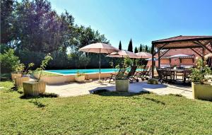 Maisons de vacances Awesome home in Mondragon with 3 Bedrooms, WiFi and Outdoor swimming pool : photos des chambres