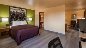 One-Bedroom Queen Suite with Sofa Bed and Kitchen room in SureStay Hotel by Best Western Ellensburg