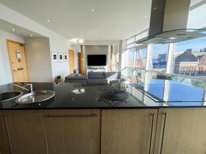 City Centre 2-Bed Apartment Parking Jacuzzi Bath