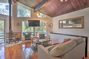 1 Mi to Lake Gregory Mtn-View Cabin with Deck