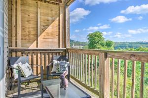 1st Floor Branson Condo 4 Mi to Silver Dollar City