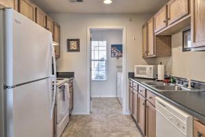 1st Floor Branson Condo 4 Mi to Silver Dollar City