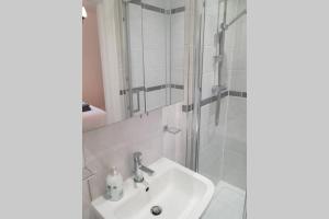 St Ives apartment private parking with garden 10 minute walktown and beach