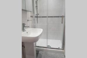St Ives apartment private parking with garden 10 minute walktown and beach