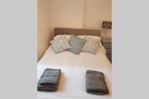 St Ives apartment private parking with garden 10 minute walktown and beach