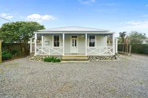 Pendreigh Cottage - Martinborough Holiday Home - Kahutara