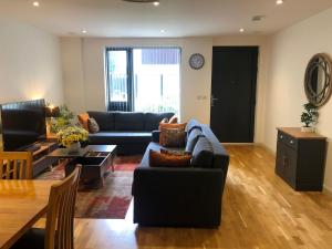 Aisiki Stays Apartments at Queensbury, Ground Floor, 2-Bedroom & 2-Bathroom, King or Twin Beds with Front Porch, with Free WiFi and Parking Space