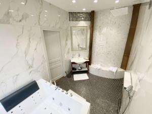 Le Clovis Suites Spa Sauna