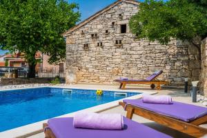 LUXURY VILLA ON SPACIOUS PRIVATE PROPERTY