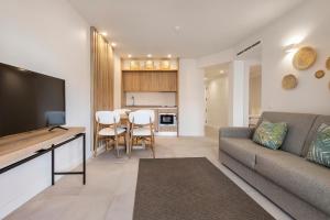Sea View Deluxe One-Bedroom Apartment room in Clube Maria Luisa